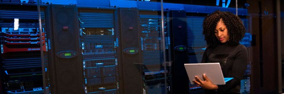 In der IT kann das Wort Operator einen Menschen wie den Administrator oder auch einen Code-Bestandteil bezeichnen. In der IT kann das Wort Operator einen Menschen wie den Administrator oder auch einen Code-Bestandteil bezeichnen.