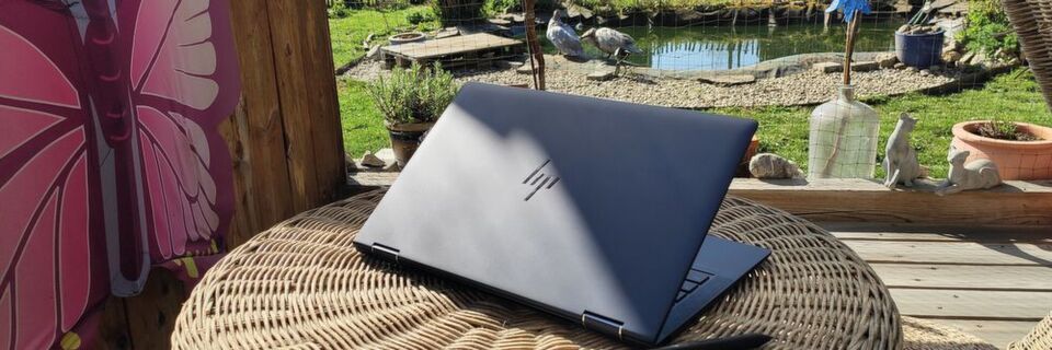 Libelle vor Gartenteich: Das schlanke Business-Convertible HP Elite Dragonfly machte für einen Hands-on-Test Station im Homeoffice des Redakteurs. Libelle vor Gartenteich: Das schlanke Business-Convertible HP Elite Dragonfly machte für einen Hands-on-Test Station im Homeoffice des Redakteurs.