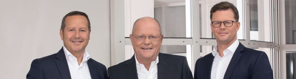 Tim Henneveld (r.) übernimmt bei TIM die Rolle des CEO von seinem Vater Gerd (m.). Die Zusammensetzung des Vorstands, dem auch Jörg Eilenstein angehört, bleibt gleich. Tim Henneveld (r.) übernimmt bei TIM die Rolle des CEO von seinem Vater Gerd (m.). Die Zusammensetzung des Vorstands, dem auch Jörg Eilenstein angehört, bleibt gleich.