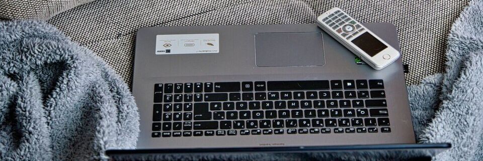 Viele wurden durch das Corona-Virus unvorbereitet ins Homeoffice geschickt. Damit die Arbeit am Küchentisch nicht zum ergonomischen Desaster wird, stellen wir einige Produkte vor, die auch zuhause für Ergonomie am Arbeitsplatz sorgen. Viele wurden durch das Corona-Virus unvorbereitet ins Homeoffice geschickt. Damit die Arbeit am Küchentisch nicht zum ergonomischen Desaster wird, stellen wir einige Produkte vor, die auch zuhause für Ergonomie am Arbeitsplatz sorgen.