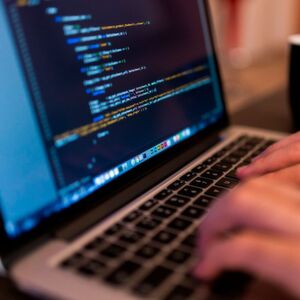 Die Experten von Ecos haben fünf Sicherheitsrisiken der Arbeit im Homeoffice identifiziert und geben gleichzeitig Hilfestellung, wie diese sinnvoll minimiert werden können. Die Experten von Ecos haben fünf Sicherheitsrisiken der Arbeit im Homeoffice identifiziert und geben gleichzeitig Hilfestellung, wie diese sinnvoll minimiert werden können.