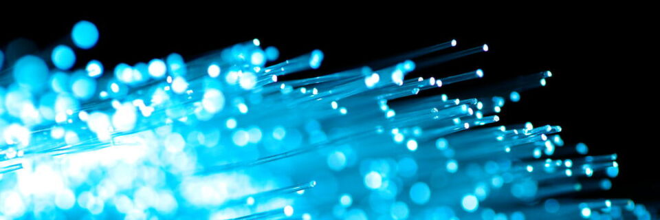 Glasfasern werden zur optischen Übertragung von Daten verwendet. Glasfasern werden zur optischen Übertragung von Daten verwendet.