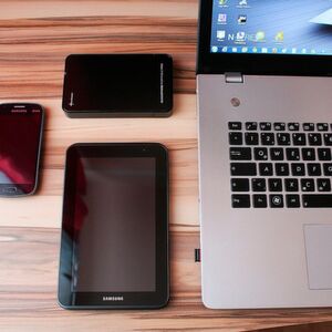 Mobile Device Management (MDM) ermöglicht die Einbindung und zentrale Verwaltung mobiler Geräte in das Unternehmensnetzwerk. Mobile Device Management (MDM) ermöglicht die Einbindung und zentrale Verwaltung mobiler Geräte in das Unternehmensnetzwerk.