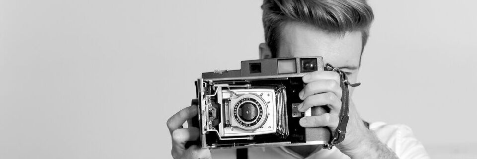 Bitte Lächeln! Heutzutage werden mehr Fotos als jemals zuvor geschossen. Bitte Lächeln! Heutzutage werden mehr Fotos als jemals zuvor geschossen.