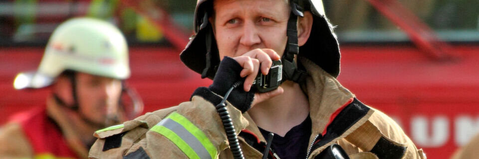Feuerwehrmann mit BOS-Digitalfunkgerät Feuerwehrmann mit BOS-Digitalfunkgerät