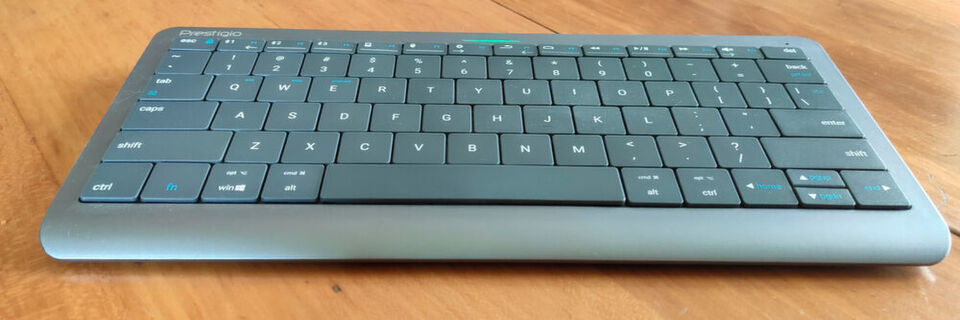 Beim Prestigio Click&Touch haben die belarussischen Entwickler in den Tasten Touchsensoren untergebracht. So kann das komplette Tastenfeld zusätzlich als Touchpad mit Gestenerkennung genutzt werden. Eine manuelle Umschaltung zwischen den Modi ist nicht notwendig. Beim Prestigio Click&Touch haben die belarussischen Entwickler in den Tasten Touchsensoren untergebracht. So kann das komplette Tastenfeld zusätzlich als Touchpad mit Gestenerkennung genutzt werden. Eine manuelle Umschaltung zwischen den Modi ist nicht notwendig.