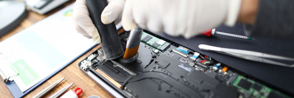 Die gebrauchten Geräte, die über den IT-Ankauf im Also-Online-Shop angenommen werden, durchlaufen beim Refurbisher Webinstore in Berlin einen Aufbereitungsprozess, der sie fit für den Verkauf und einen weiteren Einsatz macht. Die gebrauchten Geräte, die über den IT-Ankauf im Also-Online-Shop angenommen werden, durchlaufen beim Refurbisher Webinstore in Berlin einen Aufbereitungsprozess, der sie fit für den Verkauf und einen weiteren Einsatz macht.
