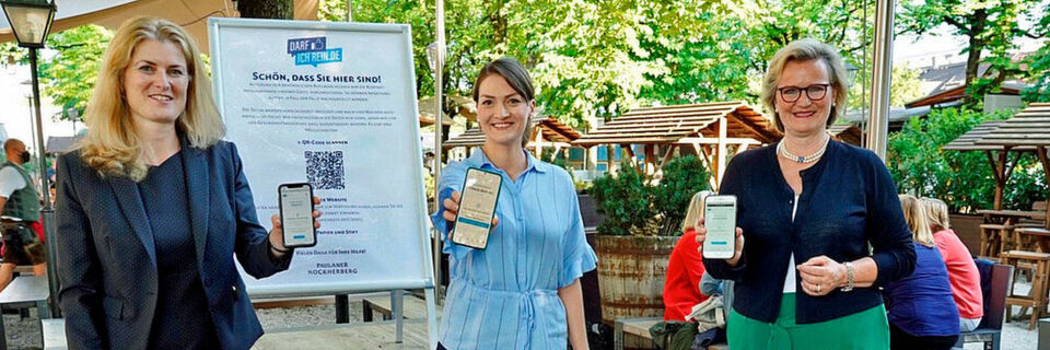 Die Registrierungslösung darfichrein.de, vorgestellt auf dem Nockherberg in München: die Bayerische Staatsministerin für Digitales, Judith Gerlach (Mitte), mit Gudrun Aschenbrenner (AKDB-Vorstandsmitglied; l.) und DEHOGA Bayern-Präsidentin Angela Inselkammer (r.) Die Registrierungslösung darfichrein.de, vorgestellt auf dem Nockherberg in München: die Bayerische Staatsministerin für Digitales, Judith Gerlach (Mitte), mit Gudrun Aschenbrenner (AKDB-Vorstandsmitglied; l.) und DEHOGA Bayern-Präsidentin Angela Inselkammer (r.)