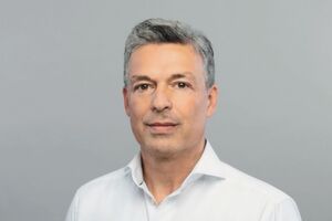 Gastautor Timo Hertweck ist Vertriebsvorstand der Element Insurance AG, die WhiteLabel-Lösungen für Versicherungen entwickelt. Zuvor hatte er diverse Führungspositionen in der Versicherungsbranche inne, unter anderem als Geschäftsführer beim Versicherungsmakler Südvers, als Vorstandsmitglied bei der Würzburger Versicherungs-AG sowie als Vertriebsdirektor und Prokurist bei der WWK Versicherung AG. Gastautor Timo Hertweck ist Vertriebsvorstand der Element Insurance AG, die WhiteLabel-Lösungen für Versicherungen entwickelt. Zuvor hatte er diverse Führungspositionen in der Versicherungsbranche inne, unter anderem als Geschäftsführer beim Versicherungsmakler Südvers, als Vorstandsmitglied bei der Würzburger Versicherungs-AG sowie als Vertriebsdirektor und Prokurist bei der WWK Versicherung AG.