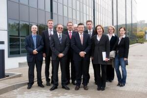 Prof. Dr. Dirk Lütkemeyer, Christian Haupt, Dr. Günter Jochens, Klaus Nielsen, Prorektor Prof. Dr. Joachim Bahndorf, Eric Kaltenhäuser, Prof. Dr. Frank Gudermann, Rektorin Prof. Dr. Beate Rennen-Allhoff, Maren Nabel und Dr. Stefanie Terstegge (v.l.n.r.) vor dem neuen Laborgebäude für die Apparative Biotechnologie der Fachhochschule Bielefeld.