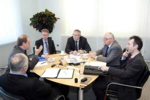 Wie geht KSB mit Komplexität um, und wie identifiziert das Unternehmen neue Märkte? PROCESS zu Gast bei KSB in Frankenthal. v.l.n.r.: Hans-Jürgen Bittermann, PROCESS; Christoph P. Pauly, Fachpresseleiter KSB; Dr. Sönke Brodersen, Leiter Forschung bei KSB, Gerd Kielburger, PROCESS; Prof. Dr.-Ing. Dieter-Heinz Hellmann, KSB-Vorstand; Dr.-Ing. Andreas Kühl, Leiter Entwicklungsprozess/Variantenmanagement.