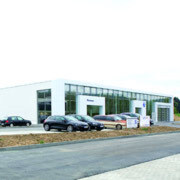 „VW-Handelsplatzkonzept“: kostengünstig, flexibel, funktional. Das Autohaus Thielmann im hessischen Haiger hat als erster deutscher Volkswagen-Handelspartner das neue „Modulbaukonzept“ von VW umgesetzt. Das neue Gebäude entstand in nur sechsmonatiger Bauzeit und bietet eine Ausstellungsfläche von über 500 m².
