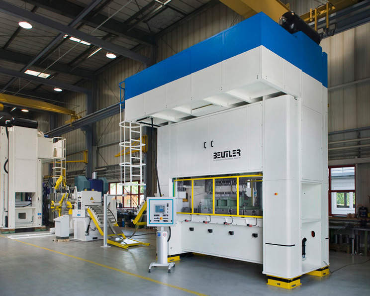 Dieser Beutler-Nova-Stanzautomat mit einer Stanzkraft von 400 t produziert für PWO Stanzteile für Elektromotoren in China. Bild: Schuler