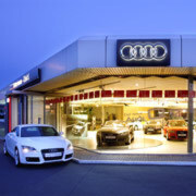 Das traditionsreiche Autohaus Zinkl in Amberg (VW und Audi) segelt ab 1. Juli unter der neuen Flagge der Autohandelsgruppe Fischer (VW, Audi, Seat, Skoda). Der bisherige Amberger Audi-Betrieb von Auto Zinkl (Foto) wird in den nahe gelegenen Neubau nach Ursensollen verlegt und steht künftig auch für Kunden der Marke Seat offen.