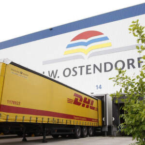 Die auf logistische Komplettlösungen spezialisierte DHL Supply Chain hat die Abwicklung der Lagerprozesse des Farbenherstellers Ostendorf im Güterverteilzentrum in Coesfeld übernommen. Die Warenbewirtschaftung erfolgt nach Category-Management Kriterien, die nicht nur eine Bestandsoptimierung ermöglichen, sondern auch das ganzheitliche Kunden-Monitoring unterstützen. Bild: DHL