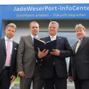 Sie besiegelten den Beitritt der Jade-Weser-Port Logistics Zone GmbH zur DGG (von links): Michael Möhlmann, stellvertretender Beiratsvorsitzender der DGG, DGG-Geschäftsführer Dr. Thomas Nobel sowie Geschäftsführer Jens Briese und Vertriebsleiter Rüdiger Beckmann von der Jade-Weser-Port Logistics Zone. Bild: Jade-Weser-Port