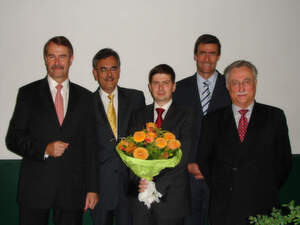 Für die Entwicklung neuer Katalysatoren hat Dr. Denys Baskakov jetzt den Süd-Chemie–Förderpreis erhalten. (v.l.n.r.: Dr. Hans-Joachim Müller, Süd-Chemie Vorstandsmitglied, Prof. Dr. Dr. h.c. mult. Wolfgang A. Herrmann, Präsident der TUM, Dr. Denys Baskakov Preisträger, Prof. Dr. Thorsten Bach Dekan des Chemie Departments der TUM, Prof. Dr. Notker Rösch, Direktor des Zentralinstituts für Katalyseforschung der TUM; Bild: Andreas Battenberg/TU München)