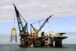 Setzten der Jackets der REpower 5M-Anlage mit dem Kranschiff Thialf. Bild: Matthias Ibeler