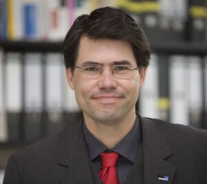 Mit seinen bahnbrechenden Arbeiten zur Berechnung der Elektronenstruktur großer Moleküle ermöglicht Frank Neese experimentell tätigen Naturwissenschaftlern in vielen Arbeitsgebieten, ihre Ergebnisse präzise und effizient zu interpretieren und neue sinnvolle Experimente zu konzipieren. Seine theoretischen Arbeiten beruhen auf den Erkenntnissen der Quantenmechanik, deren Gesetze das Verhalten aller Materie im atomaren Maßstab bestimmen. Frank Neese hat Näherungslösungen für die komplizierten quantenmechanischen Gleichungen erfasst und mit seinem Programmpaket ORCA für experimentell arbeitende Physiker, Chemiker und Biochemiker in einfacher und effizienter Weise weltweit zugänglich gemacht.
