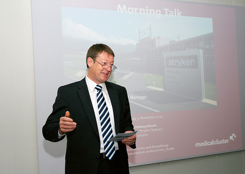 Thomas Wahl, CEO von Stryker in Selzach, präsentiert den Teilnehmern des Morning Talks den Stryker-Konzern, die Osteo­synthesis Division sowie das Unternehmen in Selzach.