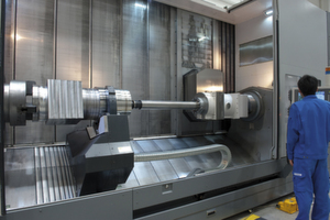 Metav-Highlight: Die gezeigte 54 Tonnen schwere Okuma Multus B750 empfiehlt sich mit ihren zwei gegenüberliegenden Spindeln (45 kW, 1500 U/min), ihrer kraftvollen wie drehfreudigen Werkzeugspindel (37 kW, 5000, 505 Nm) und dem geschützt integrierten Werkzeugmagazin (40, 80, 160 Plätze) für das Komplettbearbeiten grosser komplexer Werkstücke inklusive Rückseite.
