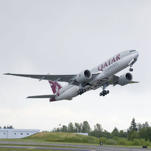Mit der neuen Boeing 777 baut Qatar Airways die Frachtkapazitäten deutlich aus. Das Frachtflugzeug soll bevorzugt für Flüge zu den Qatar-Airways-eigenen Frachtstationen in Frankfurt, Amsterdam, Lahore, Dubai, Karachi, Chennai, Sialkot, Amman und für die drei wöchentlichen Flüge nach Hongkong eingesetzt werden. Bild: Qatar Airways