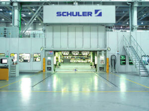 Bild 1: Durch perfekt synchronisierte Anlagenkomponenten können die eingesetzten Monoblock-Servopressen ihre ganze Stärke (630 und 800 t) ausspielen. (Bild: Schuler)