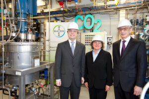 In the pilot plant in Leverkusen (f.l.t.r.) Parliamentary State Secretary Thomas Rachel from the German Federal Ministry of Education and Research, North Rhine-Westphalia’s Minister for Innovation, Science and Research, Svenja Schulze, Bayer Board of Management member Dr. Wolfgang Plischke, responsible for innovation, technology and environment. (Picture: Bayer AG) In the pilot plant in Leverkusen (f.l.t.r.) Parliamentary State Secretary Thomas Rachel from the German Federal Ministry of Education and Research, North Rhine-Westphalia’s Minister for Innovation, Science and Research, Svenja Schulze, Bayer Board of Management member Dr. Wolfgang Plischke, responsible for innovation, technology and environment. (Picture: Bayer AG)