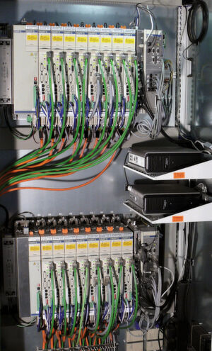 Armoire des appareils pour la commande de 16 axes numériques. (Image: NUM)