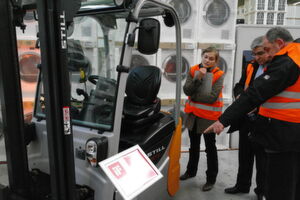 Präsentation des neuen, bereits mit dem iF-Product Design Award 2011 ausgezeichneten Kompaktstaplers RX 50 bei BSH Bosch und Siemens Hausgeräte in Nauen bei Berlin. (Bild: Schreier) Präsentation des neuen, bereits mit dem iF-Product Design Award 2011 ausgezeichneten Kompaktstaplers RX 50 bei BSH Bosch und Siemens Hausgeräte in Nauen bei Berlin. (Bild: Schreier)