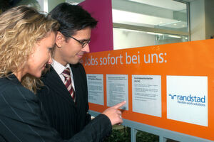 Traditionelle Rekrutierungswege wie Printmedien und Aushänge haben für Zeitarbeitsunternehmen im Vergleich zu Social Media immer noch eine große Bedeutung. (Bild: Randstad)