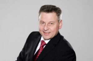 Uwe Burk, Country Manager Central Europe bei DS SolidWorks: "Nachhaltigkeit beeinflusst heute nicht nur das Verhalten der Konsumenten sondern auch das der Unternehmen. Den Entwicklern bei SolidWorks war es daher wichtig, den gesamten Lebenszyklus eines Produktes abzubilden. Vom Rohstoffanbau über die Fertigung bis hin zur Nutzung und Entsorgung des Produkts." (Bilder: SolidWorks) Uwe Burk, Country Manager Central Europe bei DS SolidWorks: "Nachhaltigkeit beeinflusst heute nicht nur das Verhalten der Konsumenten sondern auch das der Unternehmen. Den Entwicklern bei SolidWorks war es daher wichtig, den gesamten Lebenszyklus eines Produktes abzubilden. Vom Rohstoffanbau über die Fertigung bis hin zur Nutzung und Entsorgung des Produkts." (Bilder: SolidWorks)