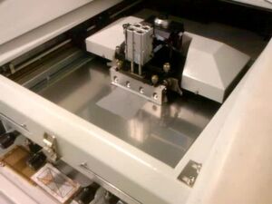 Bild 5: Schablonendrucker zur automatisierten Bedruckung mit Wärmeleitmaterial. Alle relevanten Prozessparameter werden hier in engen Grenzen gehalten Bild 5: Schablonendrucker zur automatisierten Bedruckung mit Wärmeleitmaterial. Alle relevanten Prozessparameter werden hier in engen Grenzen gehalten