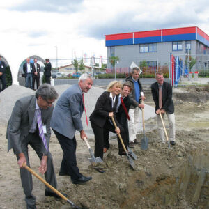 Spatenstich für das neue Schäflein-Logistikzentrum (v.l.): Albrecht Hofmann (BGM Röthlein), Paul Heuler (stellv. LR Landkreis Schweinfurt), Susanne Puello (GF Winora-Staiger), Achim Schäflein (Vorstandsvorsitzender Schäflein), Richard Kraus (Oberbauleiter Glöckle Hoch- und Tiefbau) sowie Bernd Supthut (GF Glöckle SF-Bau). Bild: Schäflein