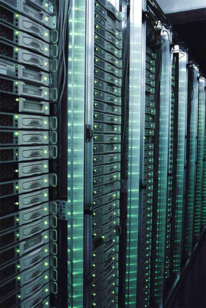Häufiger als man denkt: Der System Average Interruption Duration Index kann international anerkannt eine Aussage über die Qualität des Stromnetzes getroffen werden; demnach gab es 2009 in 842 deutschen Netzen rund 163.900 Unterbrechungen im Niederspannungs- und 35.100 im Mittelspannungsbereich. Damit das Rechenzentrum nicht ausfällt, gibt es USV-Anlagen. Bild: 1&1