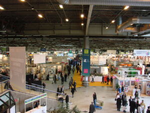Vue plongeante sur les premiers stands du Midest. (Image Jean Guilhem)