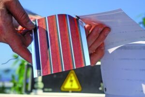 Quadratisch: Ein etwa 15x15 cm großes Solarmodul besteht aus vier Streifen Solarzellen (Foto: B. Trnovec /pmTUC) Quadratisch: Ein etwa 15x15 cm großes Solarmodul besteht aus vier Streifen Solarzellen (Foto: B. Trnovec /pmTUC)