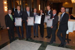 Die Gewinner des E2MS-Award 2011 mit den Laudatoren: Oliver Riese, (FED), Oliver Behrendt (Sumida Lehesten), Johann Weber (Zollner Elektronik), Michael Velmeden (cms electronics), Claudia Mallok,(Award-Jury), Rüdiger Stahl (TQ-Systems), Klaus Appel (Appel Elektronik), Dr. Wolfgang Bochtler, ZVEI-Fachverband PCB and Electronic Systems Die Gewinner des E2MS-Award 2011 mit den Laudatoren: Oliver Riese, (FED), Oliver Behrendt (Sumida Lehesten), Johann Weber (Zollner Elektronik), Michael Velmeden (cms electronics), Claudia Mallok,(Award-Jury), Rüdiger Stahl (TQ-Systems), Klaus Appel (Appel Elektronik), Dr. Wolfgang Bochtler, ZVEI-Fachverband PCB and Electronic Systems