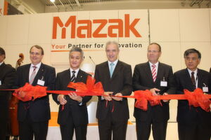 Ribbon Cutting Ceremony zur Eröffnung des Mazak-Technologiezentrums in Leipzig: Marcus Burton, Group Managing Director Europe, Mazak-Präsident Tomohisa Yamasaki, Stanislaw Tillich, Ministerpräsident von Sachsen, Uwe Albrecht, Bürgermeister von Leipzig, und Kenji Okada, Gesandter der japanischen Botschaft (von links). (Bild: Kroh) Ribbon Cutting Ceremony zur Eröffnung des Mazak-Technologiezentrums in Leipzig: Marcus Burton, Group Managing Director Europe, Mazak-Präsident Tomohisa Yamasaki, Stanislaw Tillich, Ministerpräsident von Sachsen, Uwe Albrecht, Bürgermeister von Leipzig, und Kenji Okada, Gesandter der japanischen Botschaft (von links). (Bild: Kroh)