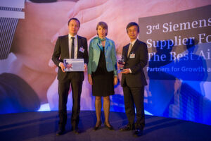 v.l. Ronny Richter, Director PuC ASICs, Micros, FPGAs, Barbara Kux, Member of the Managing Board, Head of Supply Chain Management and Chief Sustainability Officer at Siemens, Yoichi Yano, Executive Vice President and Member of the Board, Renesas Corporation. <em id="ForP_375231AC-EF6A-8E53-FF0D8D2EC5D24940">Bild: Renesas</em>