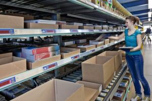 Im Ulmer Logistikzentrum von Mair Dumont wird schrittweise auf eine Pick-by-Light-Kommissionieranlage von KBS Industrieelektronik umgerüstet. (Bild: KBS Industrieelektronik)