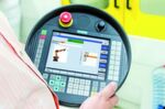 Mit dem Sinumerik Handbediengerät HT8 lassen sich nicht nur Einrichtaktionen der Werkzeugmaschine, sondern in gleicher Bedienphilosophie auch Bahnpunkte und Funktionen des Roboters einlernen. Bilder: KUKA