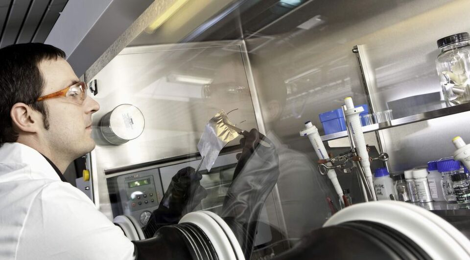 Im Rahmen des Zukunftsprojekts „Hochenergie-Lithium-Ionen-Batterien“ (HE-Lion) forscht BASF an einer neuen Generation von Lithium-Ionen-Batterien: Ziel ist es die Energiedichte der Batterie deutlich zu erhöhen. Im Rahmen des Zukunftsprojekts „Hochenergie-Lithium-Ionen-Batterien“ (HE-Lion) forscht BASF an einer neuen Generation von Lithium-Ionen-Batterien: Ziel ist es die Energiedichte der Batterie deutlich zu erhöhen.