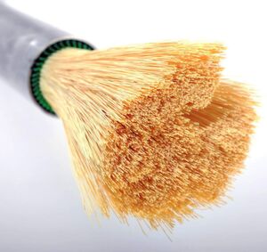 Die spagetthiähnliche Hohlfasermembran lässt nur Kohlenstoffdioxid passieren. (Bild: Evonik)