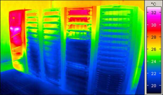 Schwachstellen finden: Die Funktionsfähigkeit der Hardware und die Energie-Effizienz der IT-Infrastruktur hängen maßgeblich von der Temperatur im Server-Rack und im Rechenzentrum ab. Thermische Analysen kommen den meist unbsichtbaren Schwachstellen auf die Spur.