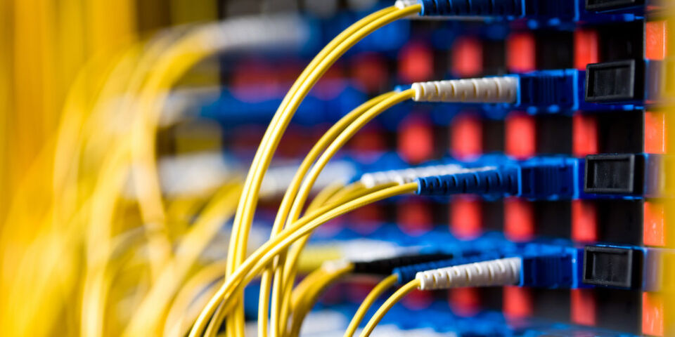 Nur optische Übertragungssysteme, die bis in die Räume der Endkunden reichen (FTTH) sind in der Lage, die künftig notwendigen Datenraten zu liefern! (© Suprijono Suharjoto - Fotolia.com) Nur optische Übertragungssysteme, die bis in die Räume der Endkunden reichen (FTTH) sind in der Lage, die künftig notwendigen Datenraten zu liefern! (© Suprijono Suharjoto - Fotolia.com)
