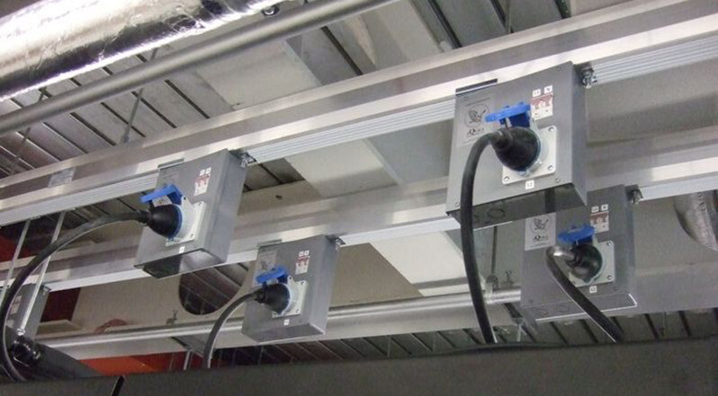 „Starline“-Schienen von Daxten verlaufen unter der Decke eines Rechenzentrums. „Starline“-Schienen von Daxten verlaufen unter der Decke eines Rechenzentrums.