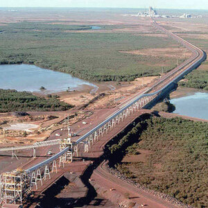Fig. 1: Conventional troughing overland conveyor (Boodarie, Western Australia). (Picture: Bechtel Corporation)