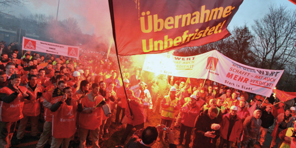 Blick in die Zukunft: So könnte es bald auch vor den Werkstoren einiger Logistikdienstleister aussehen. Auf diesem Bild sind es Metaller aus der Stahlindustrie, die ihrem Ärger Luft machen. (Bild: IG Metall) Blick in die Zukunft: So könnte es bald auch vor den Werkstoren einiger Logistikdienstleister aussehen. Auf diesem Bild sind es Metaller aus der Stahlindustrie, die ihrem Ärger Luft machen. (Bild: IG Metall)