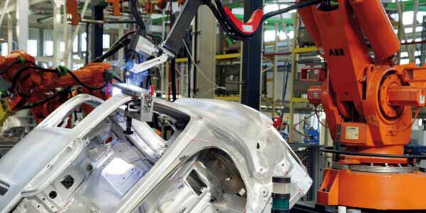 Umformbare Platinen aus Stahl und Aluminium für den Leichtbau mit dem CMT-Verfahren fügen. (Bild: Fronius) Umformbare Platinen aus Stahl und Aluminium für den Leichtbau mit dem CMT-Verfahren fügen. (Bild: Fronius)
